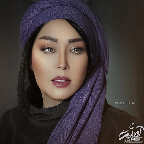 سلفی سارا منجزی پور برای نشان دادن رژ لب قرمزش